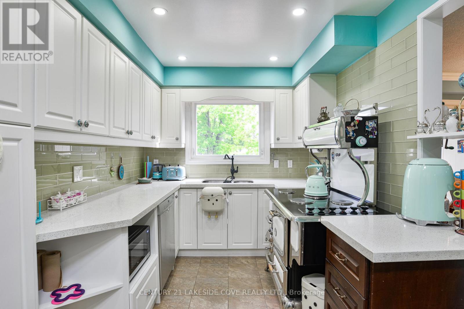 9 PINETREE COURT - 12