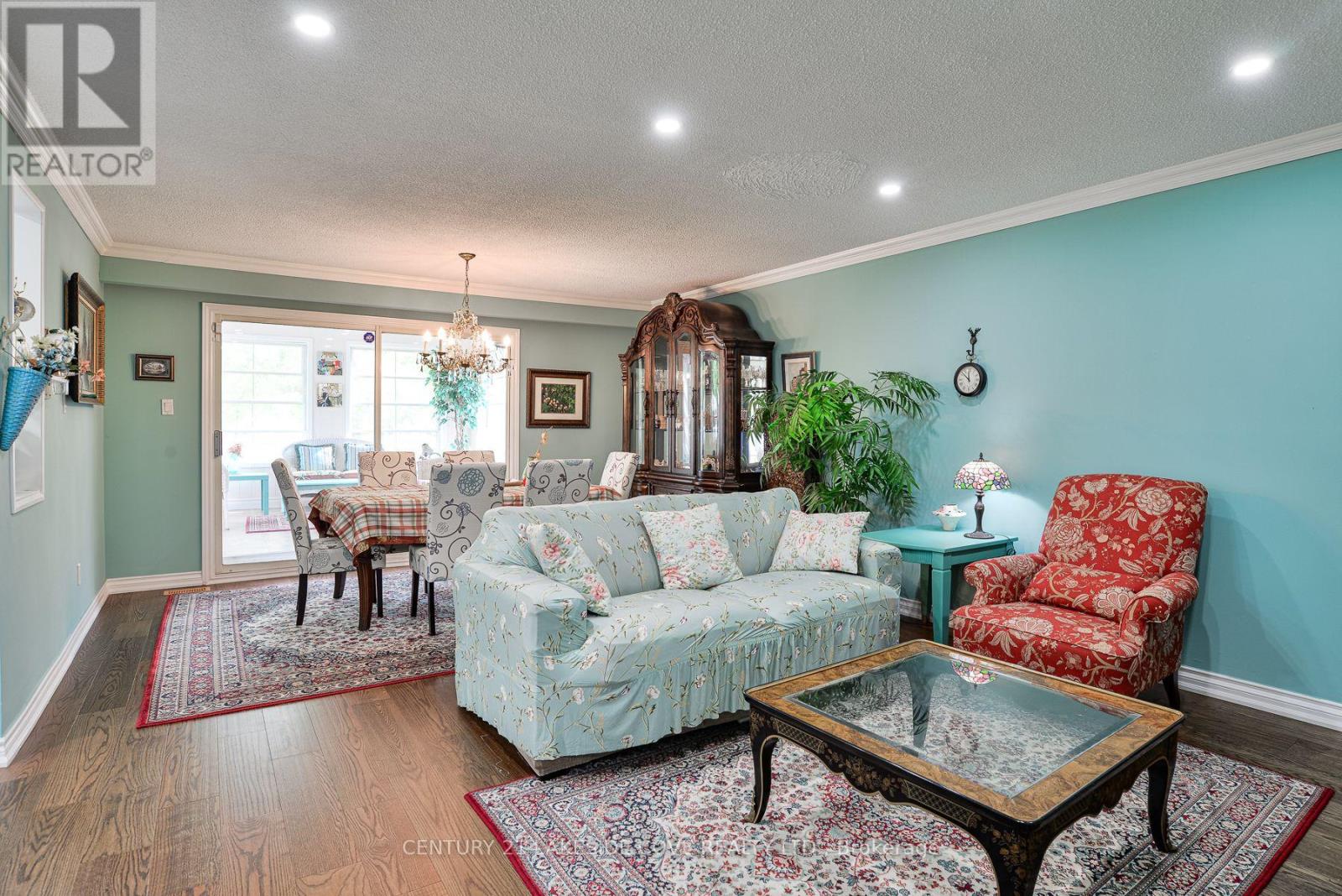 9 PINETREE COURT - 9