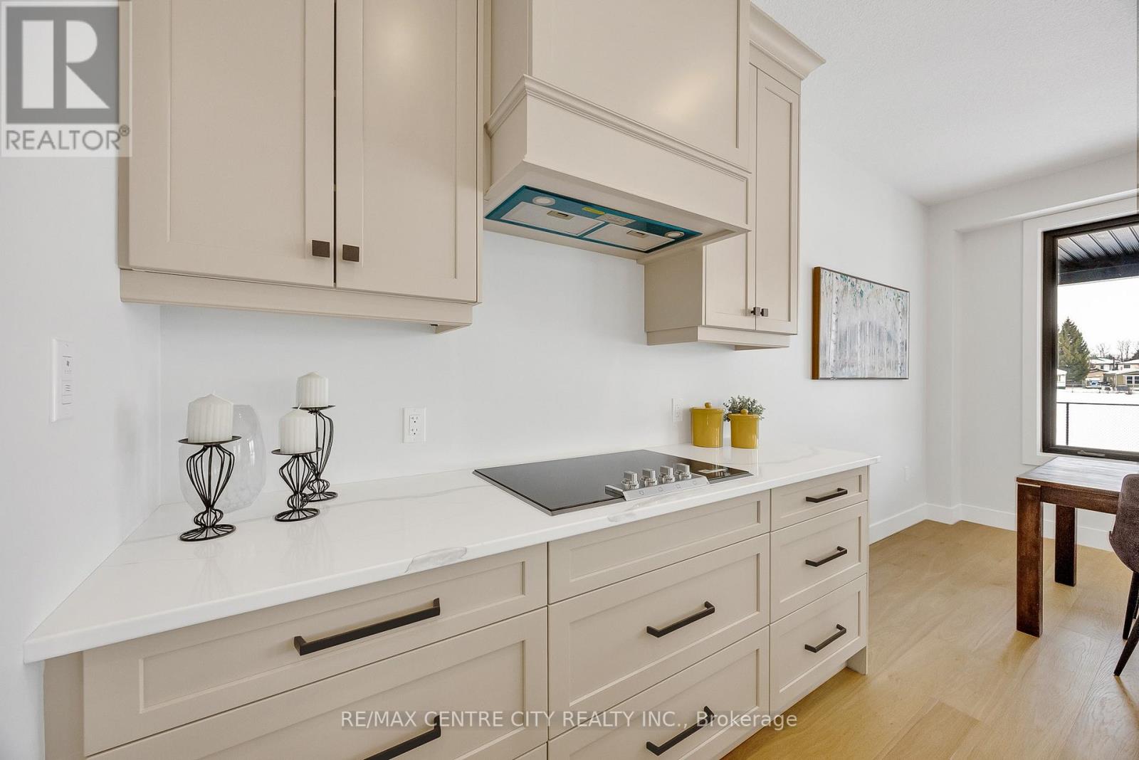 211 FOXBOROUGH PLACE - 18