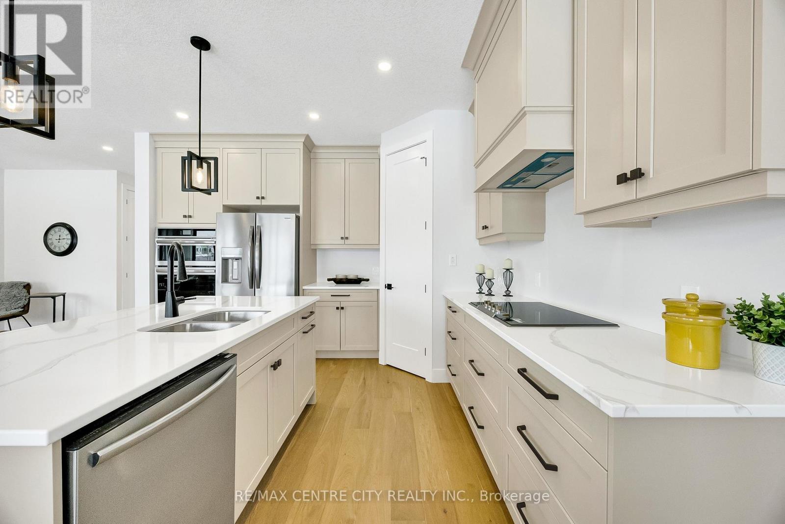 211 FOXBOROUGH PLACE - 21