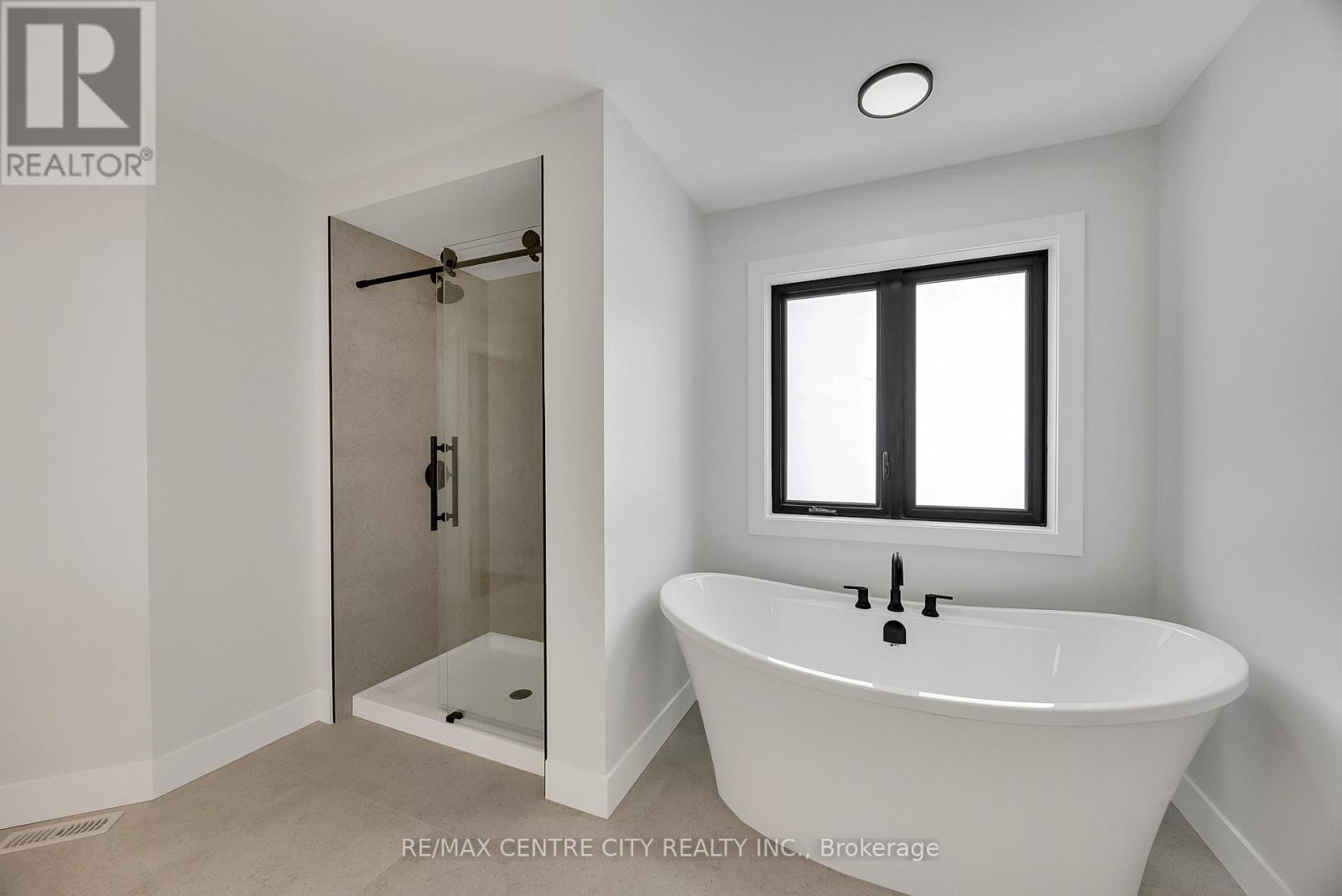 211 FOXBOROUGH PLACE - 34