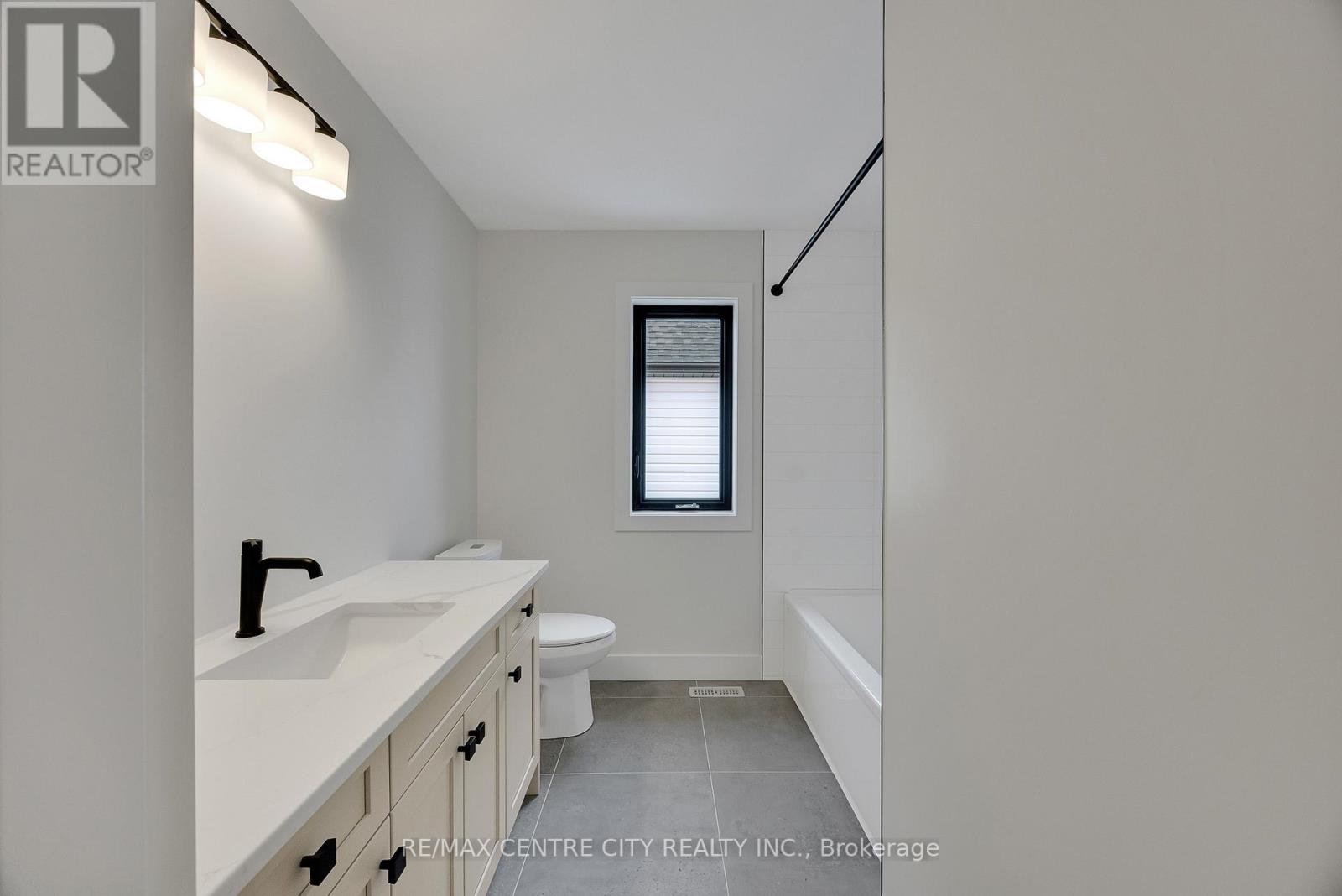 211 FOXBOROUGH PLACE - 36
