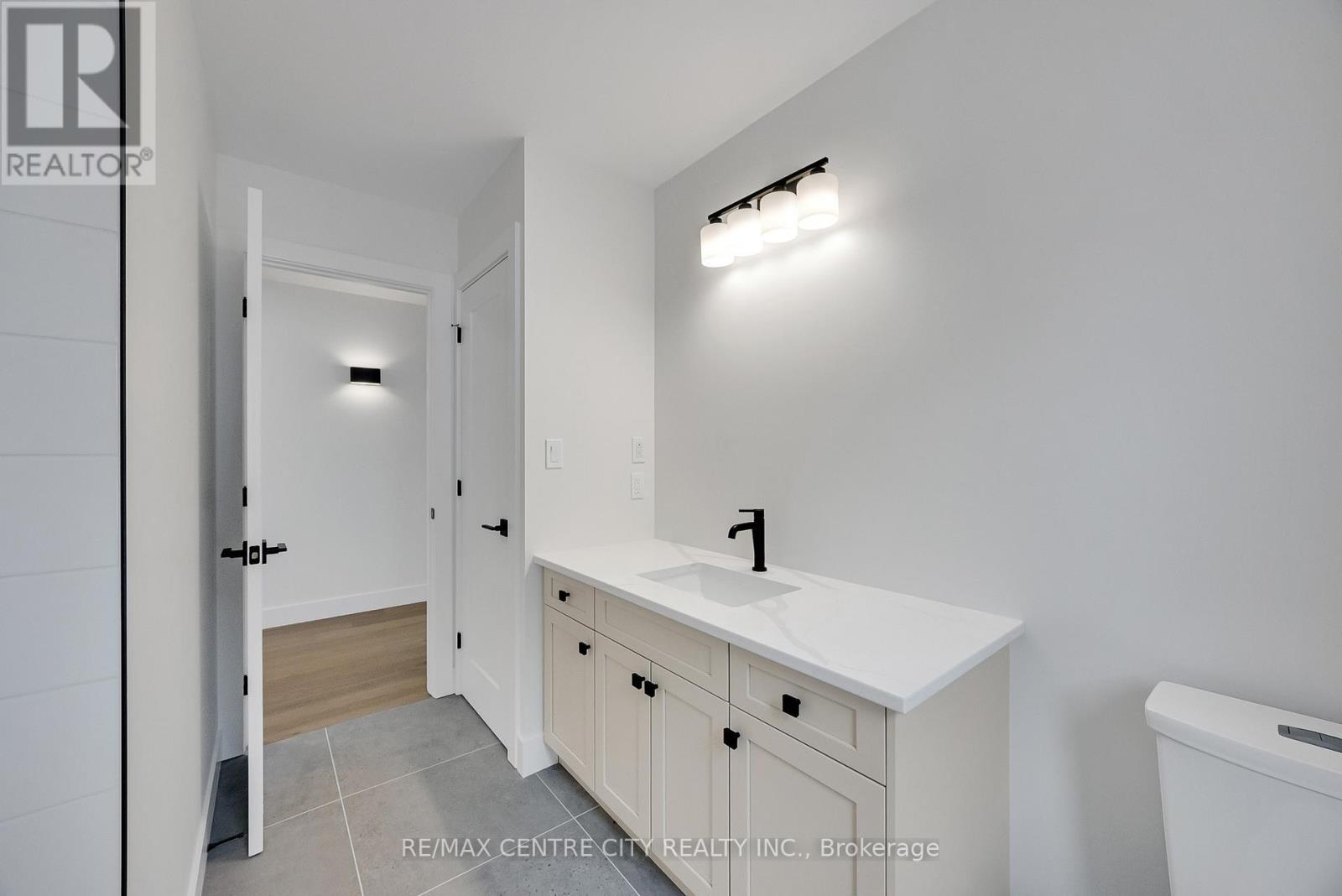211 FOXBOROUGH PLACE - 37