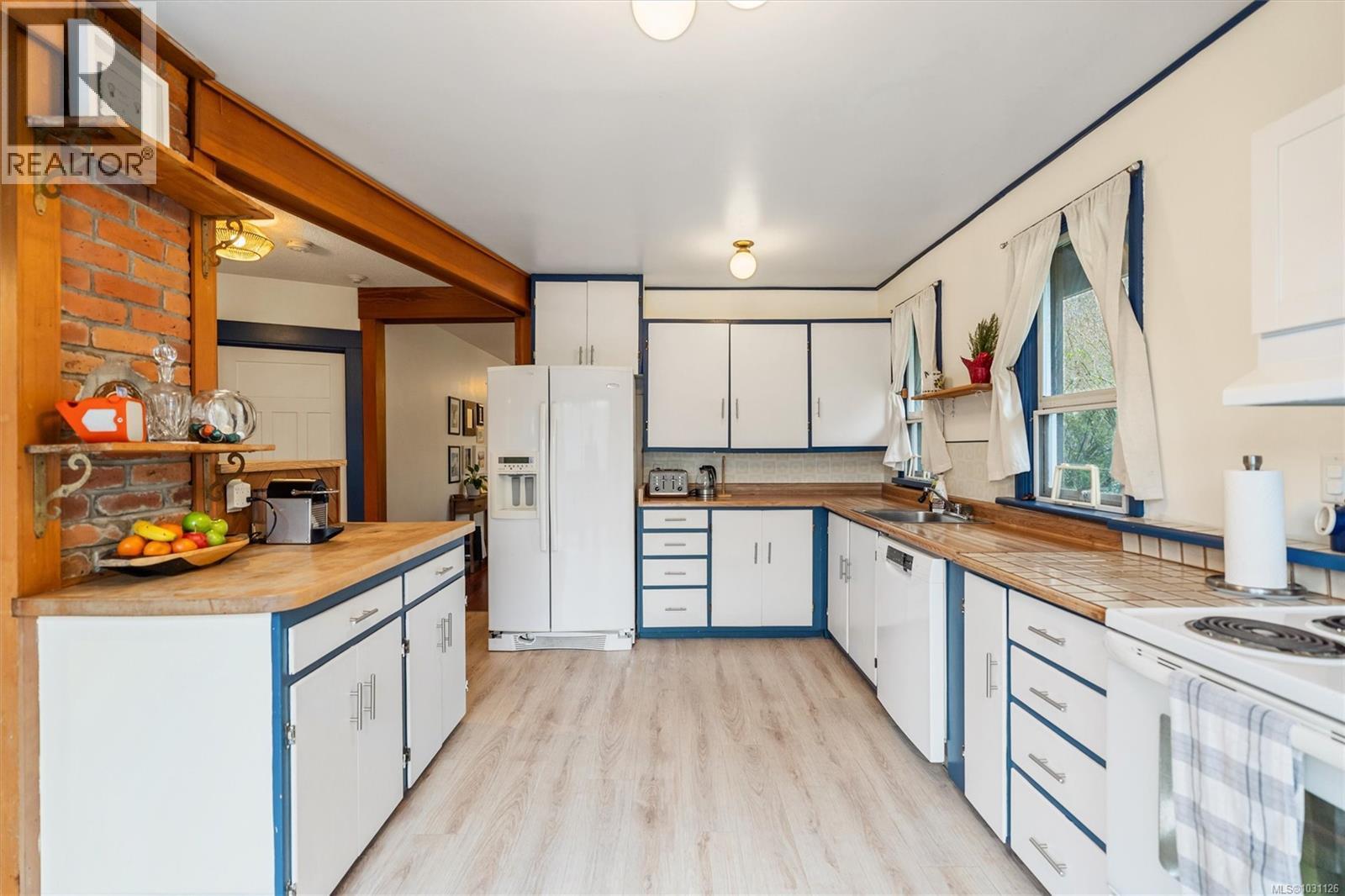 1603 Myrtle Ave, Victoria