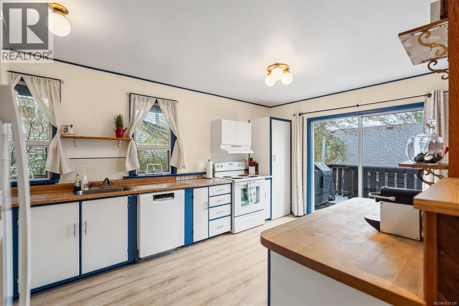 1603 Myrtle Ave, Victoria