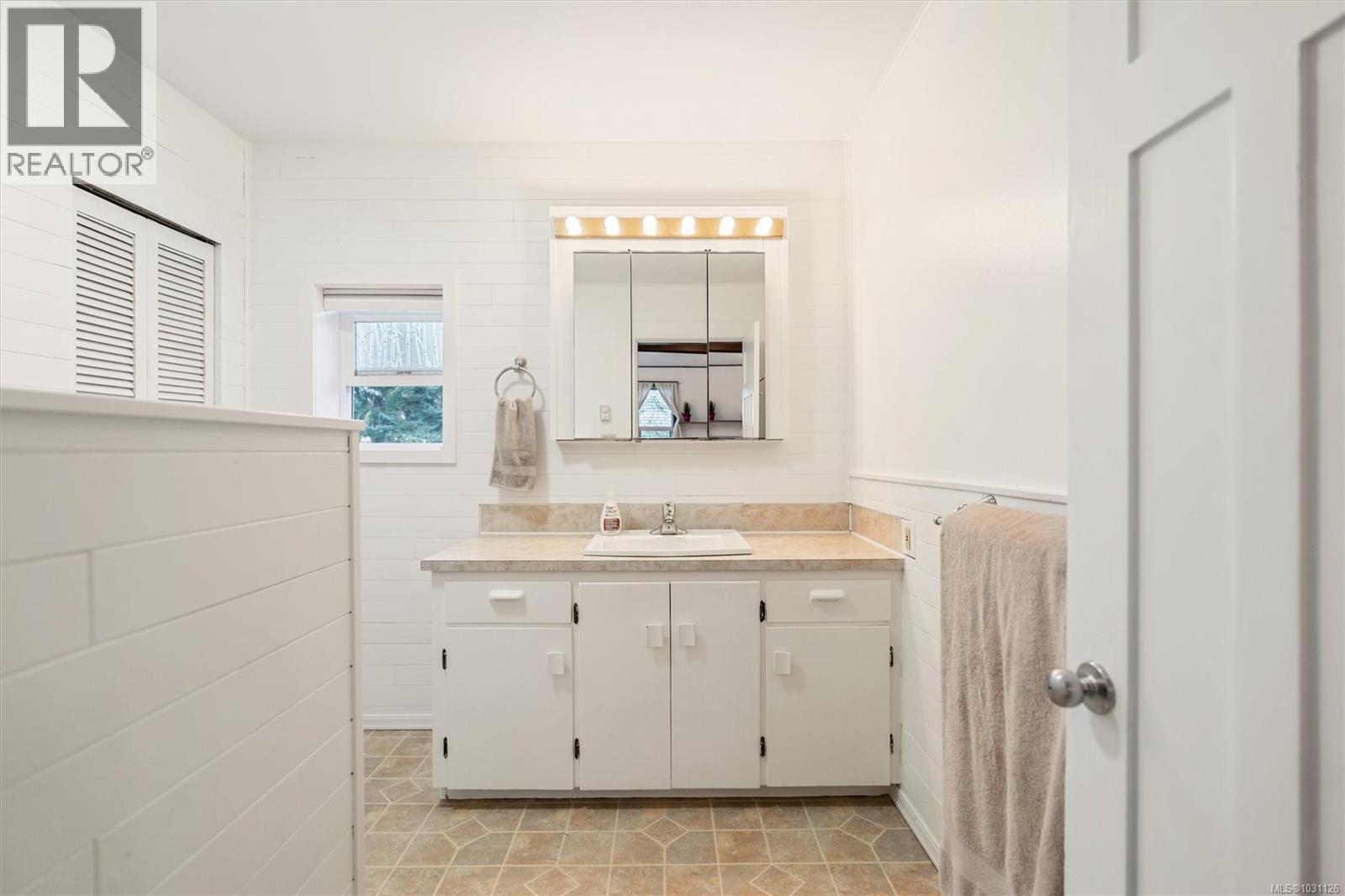 1603 Myrtle Ave, Victoria