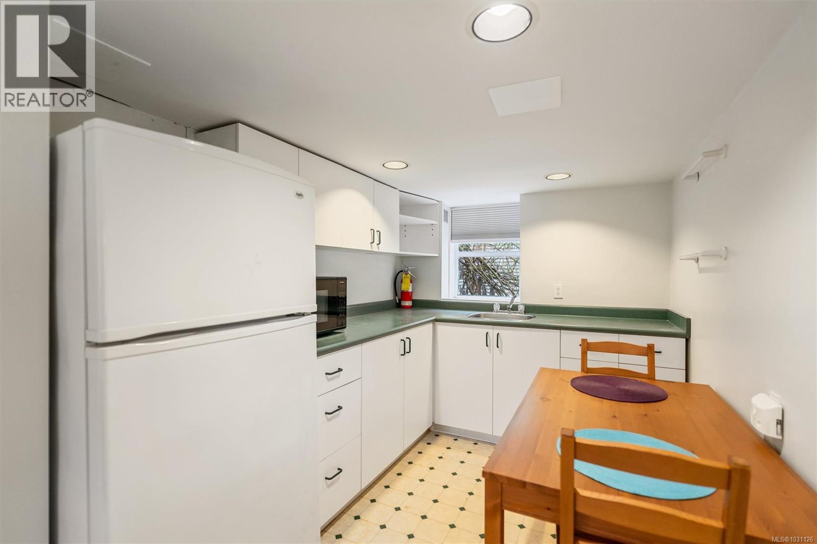 1603 Myrtle Ave, Victoria