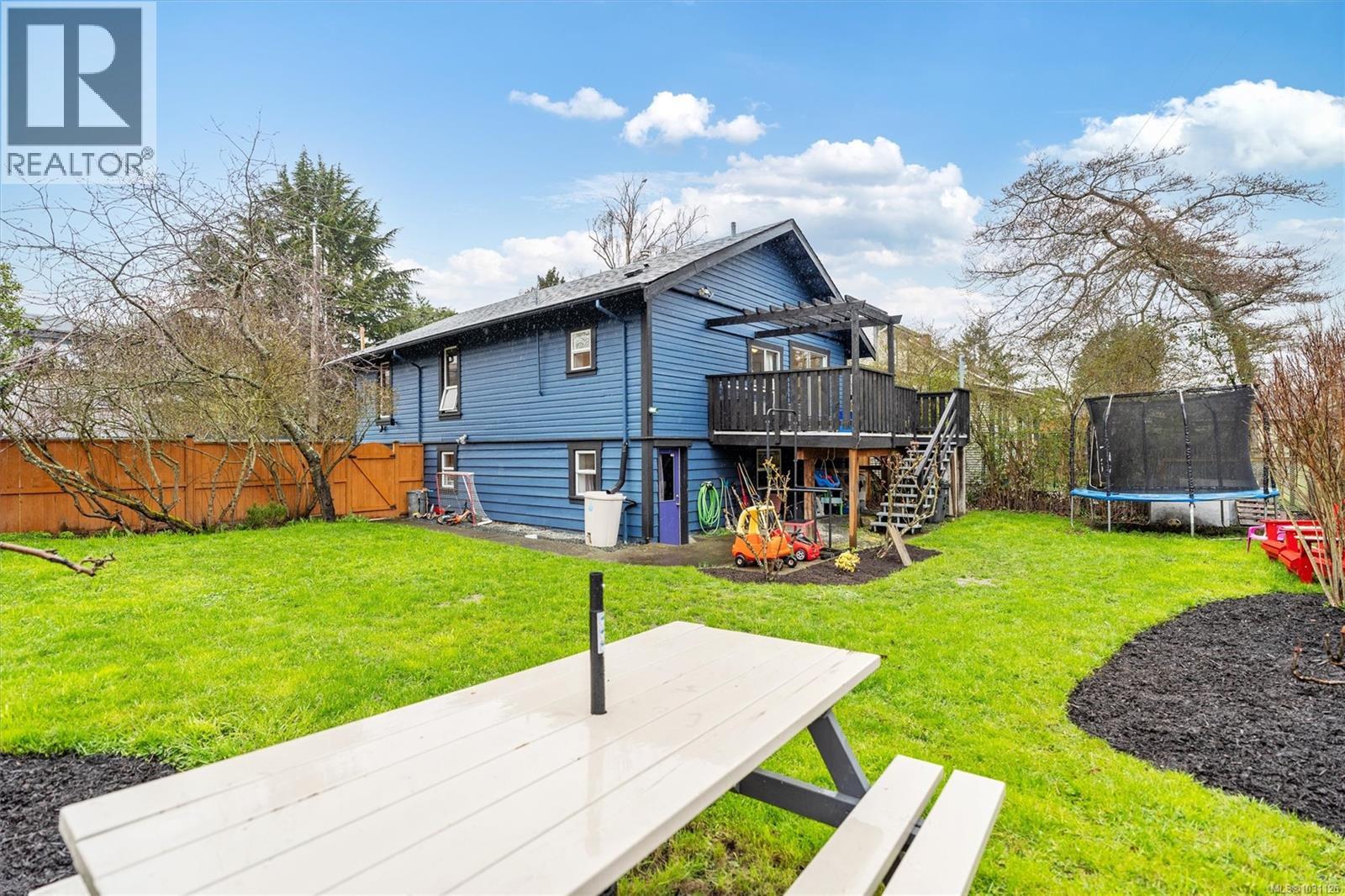 1603 Myrtle Ave, Victoria