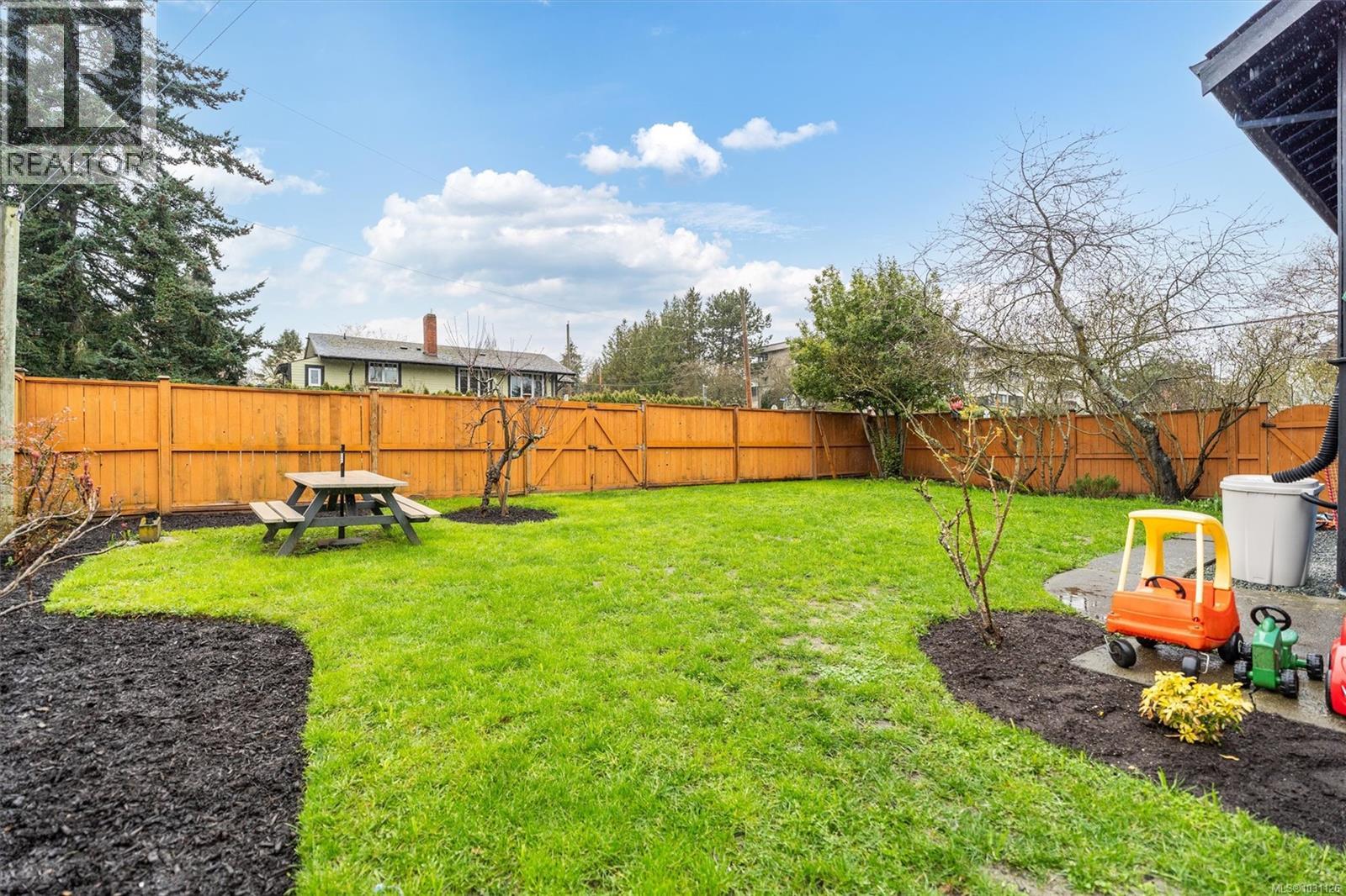 1603 Myrtle Ave, Victoria