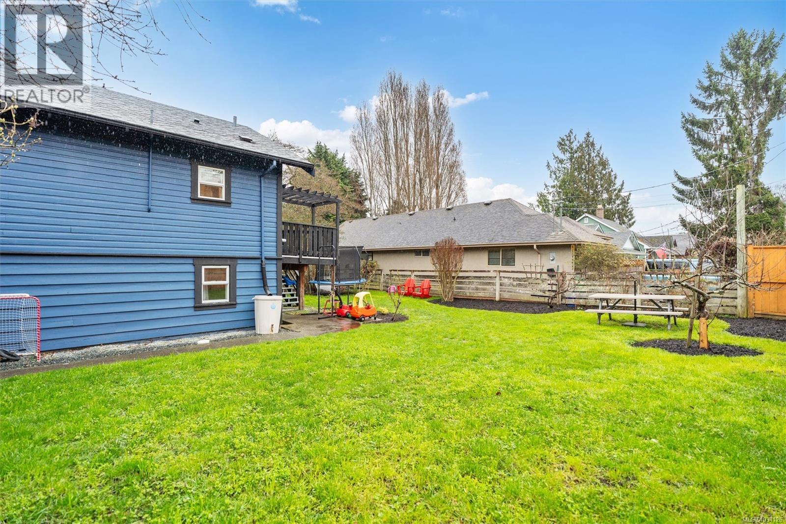 1603 Myrtle Ave, Victoria