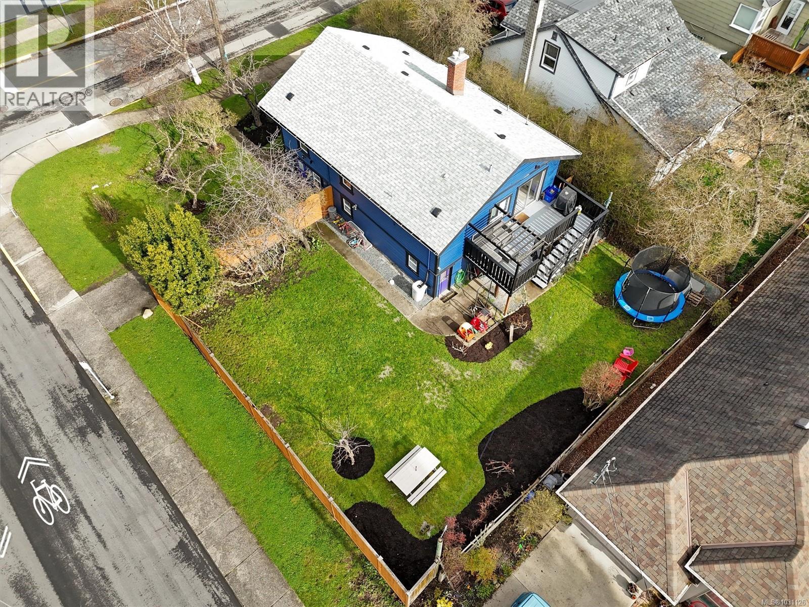 1603 Myrtle Ave, Victoria