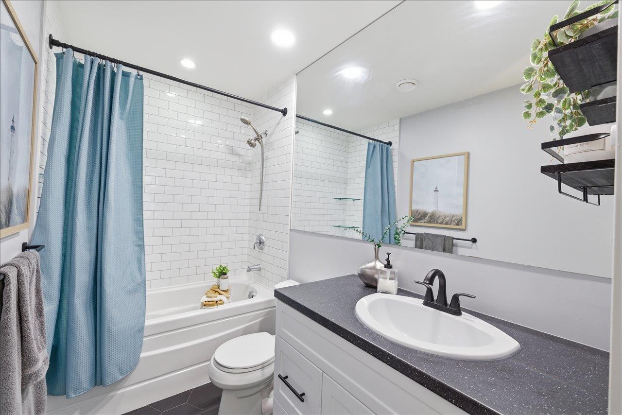 121 6688 120 STREET, Surrey