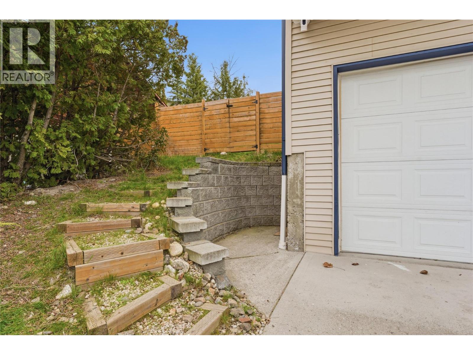 4202 15 Crescent, Vernon