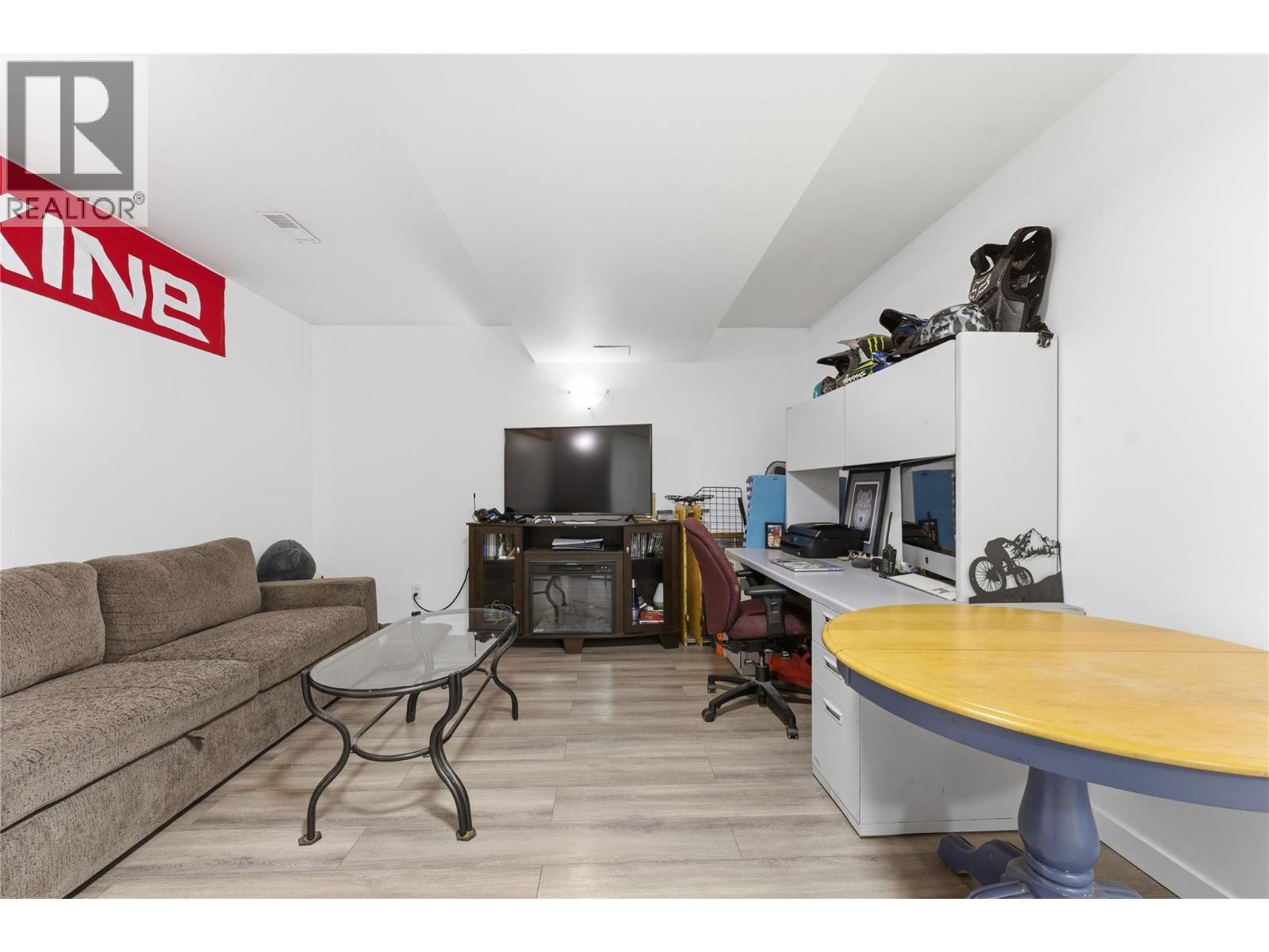 4202 15 Crescent, Vernon