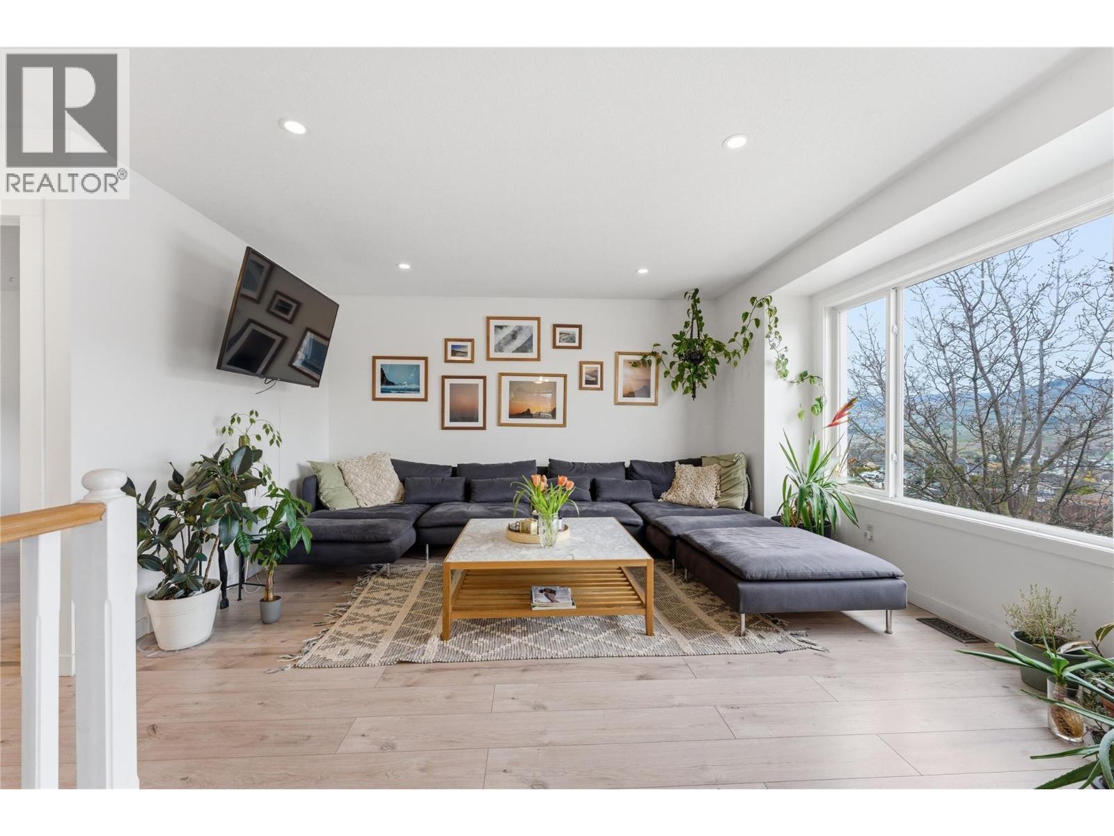 4202 15 Crescent, Vernon