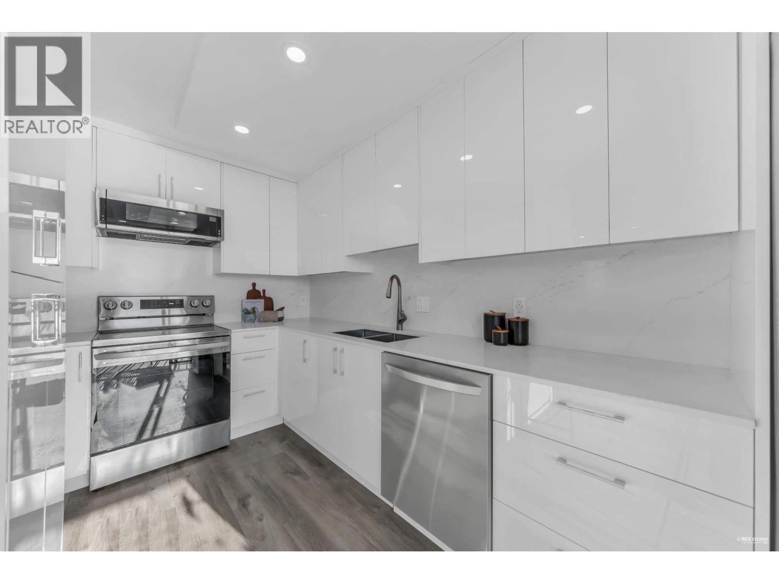 1202 650 16TH STREET, West Vancouver