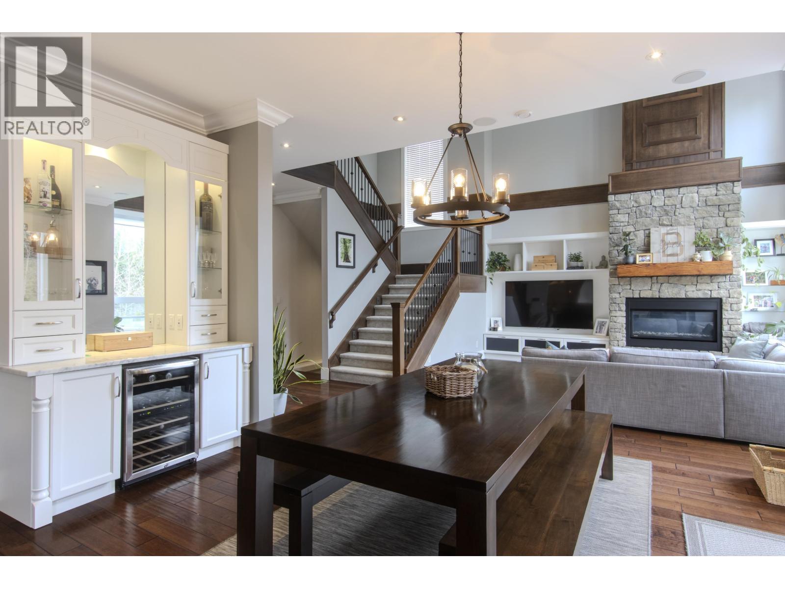 1018 JAY CRESCENT, Squamish