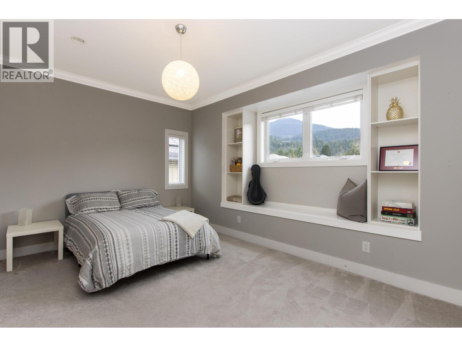 1018 JAY CRESCENT, Squamish
