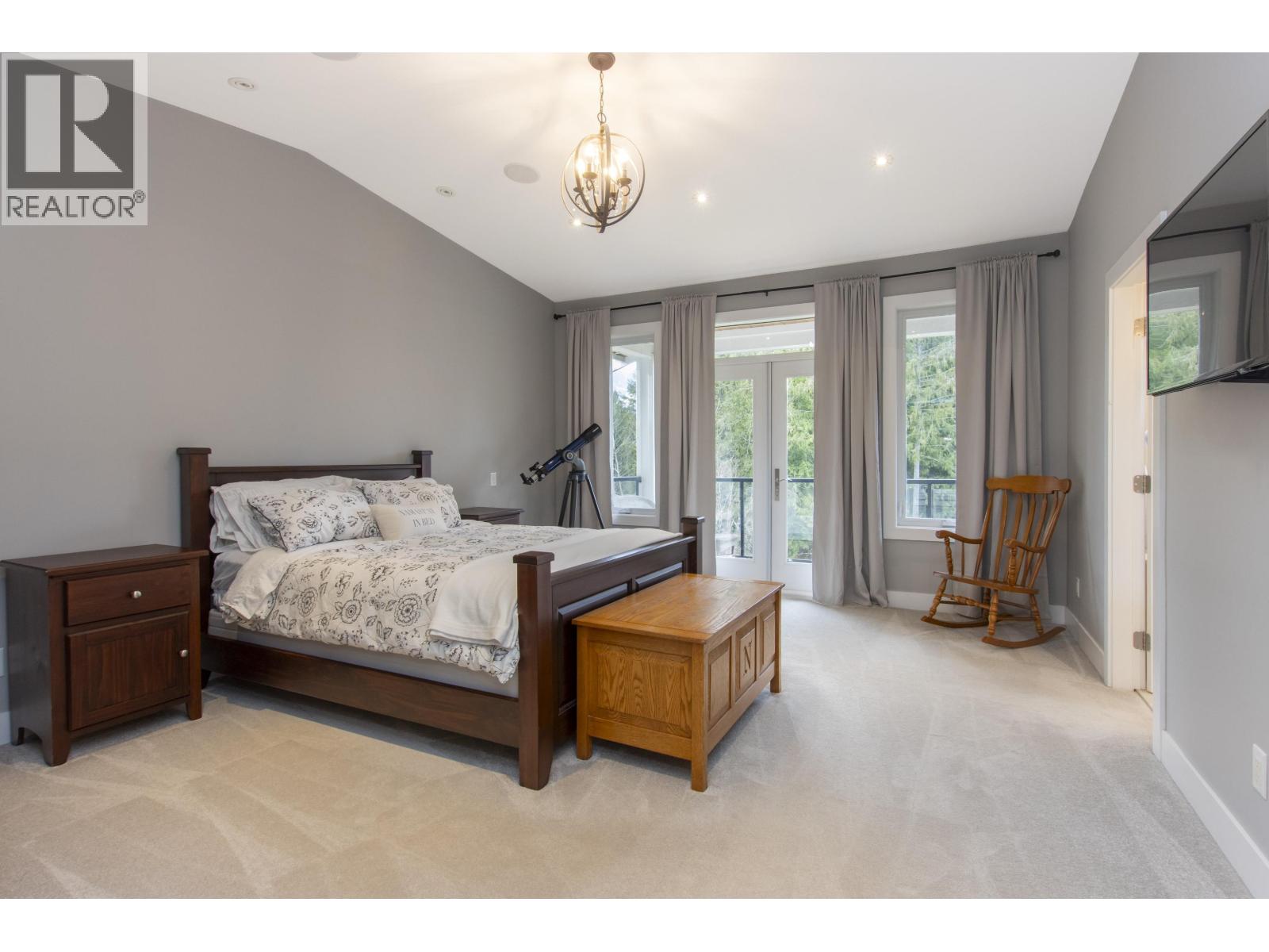 1018 JAY CRESCENT, Squamish