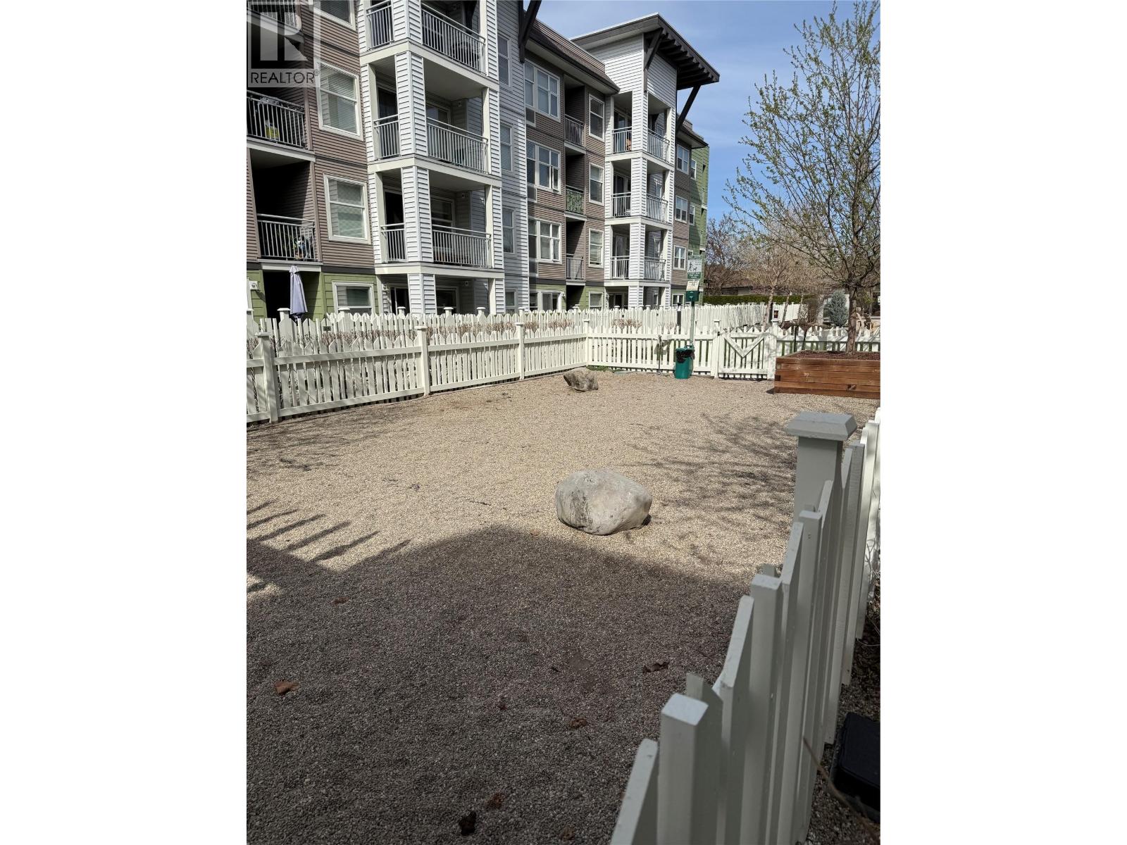 #403 571 Yates Road - 26