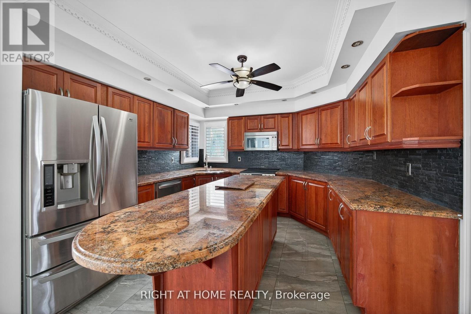 2013 ROSEMOUNT CRESCENT - 11