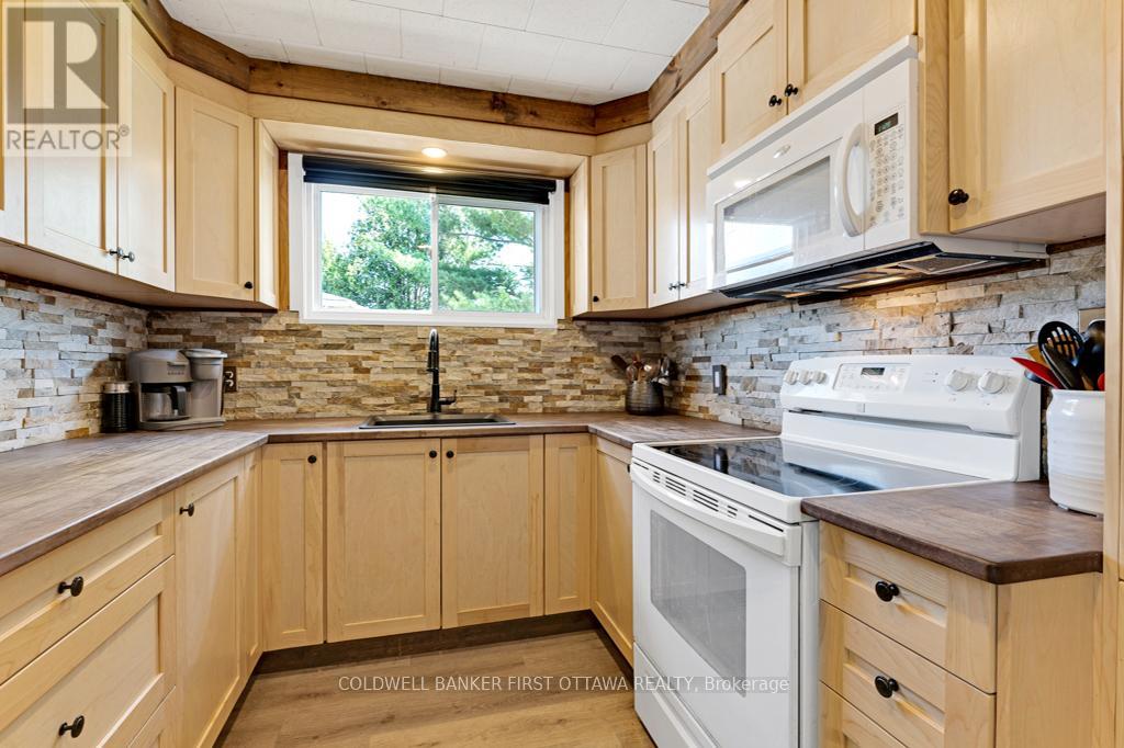 Kitchen birch cabinetry & ledger stone backsplash