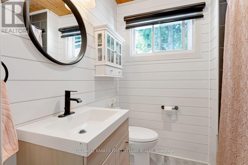 Renovated 2023, 4-pc bathroom, rainhead shower-tub