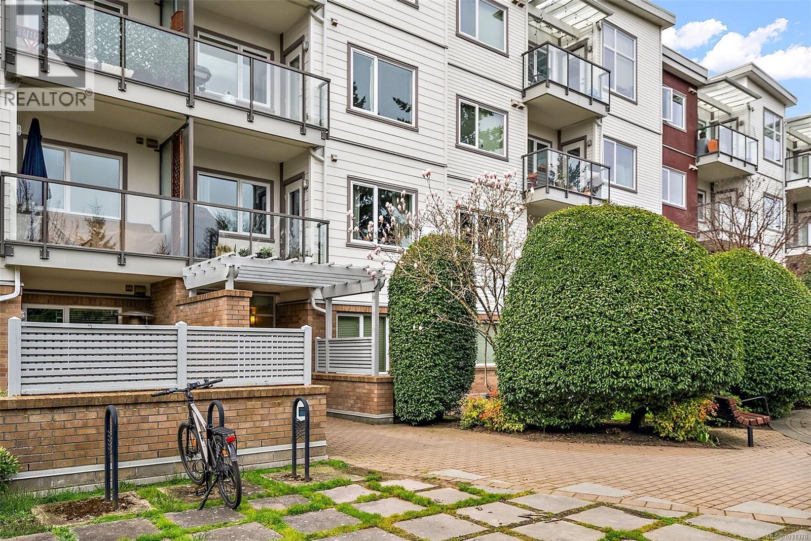 #404 4394 WEST SAANICH RD - 38