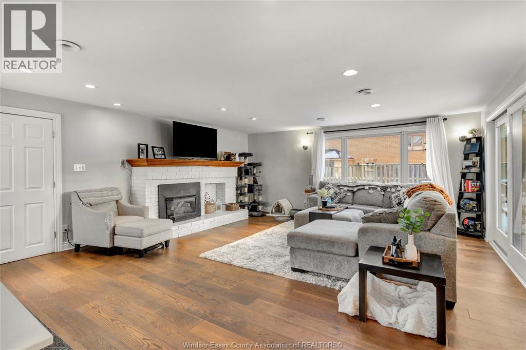 805 ROSELAWN - 3