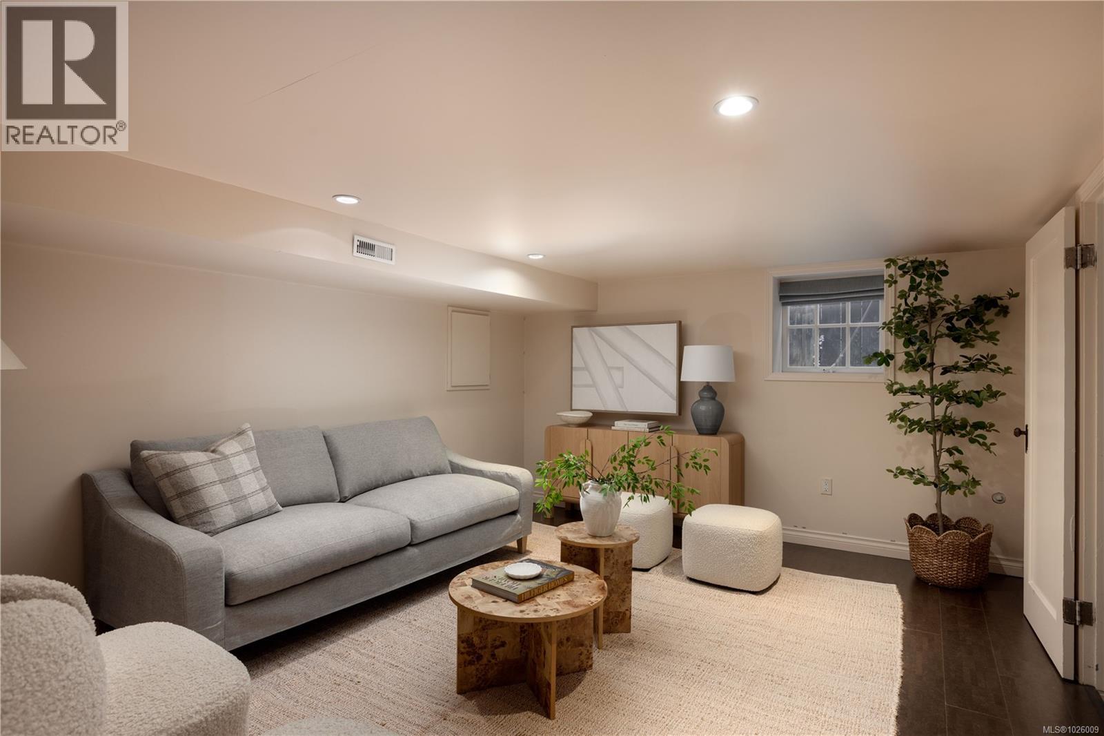 535 FALKLAND RD - 19