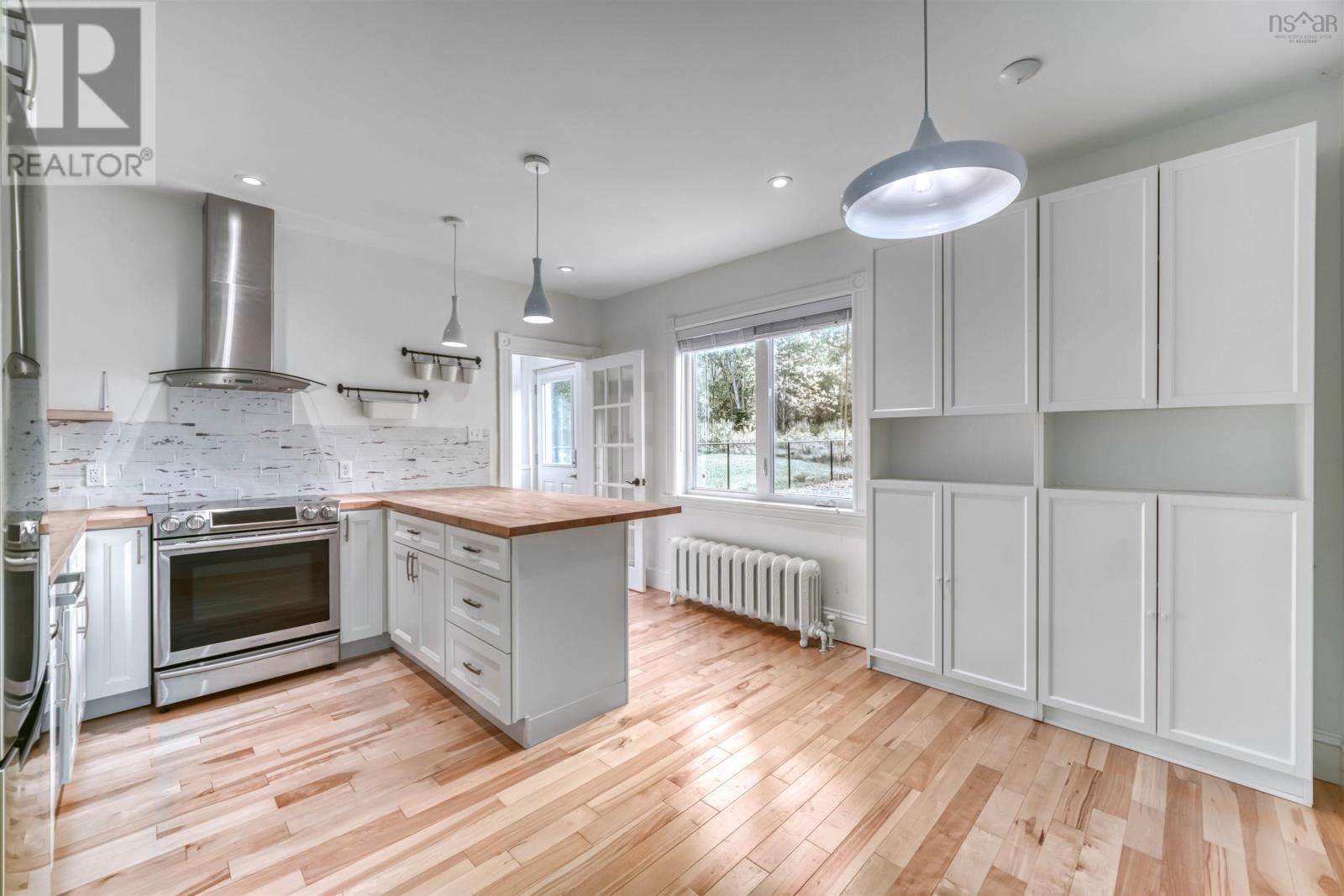 Property 15 of 50 of 1745 Victoria Street