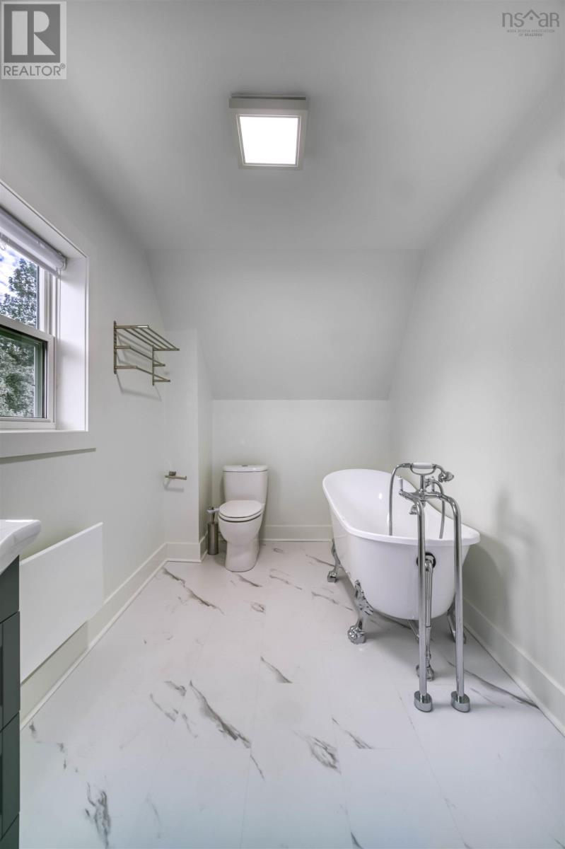 Property 24 of 50 of 1745 Victoria Street