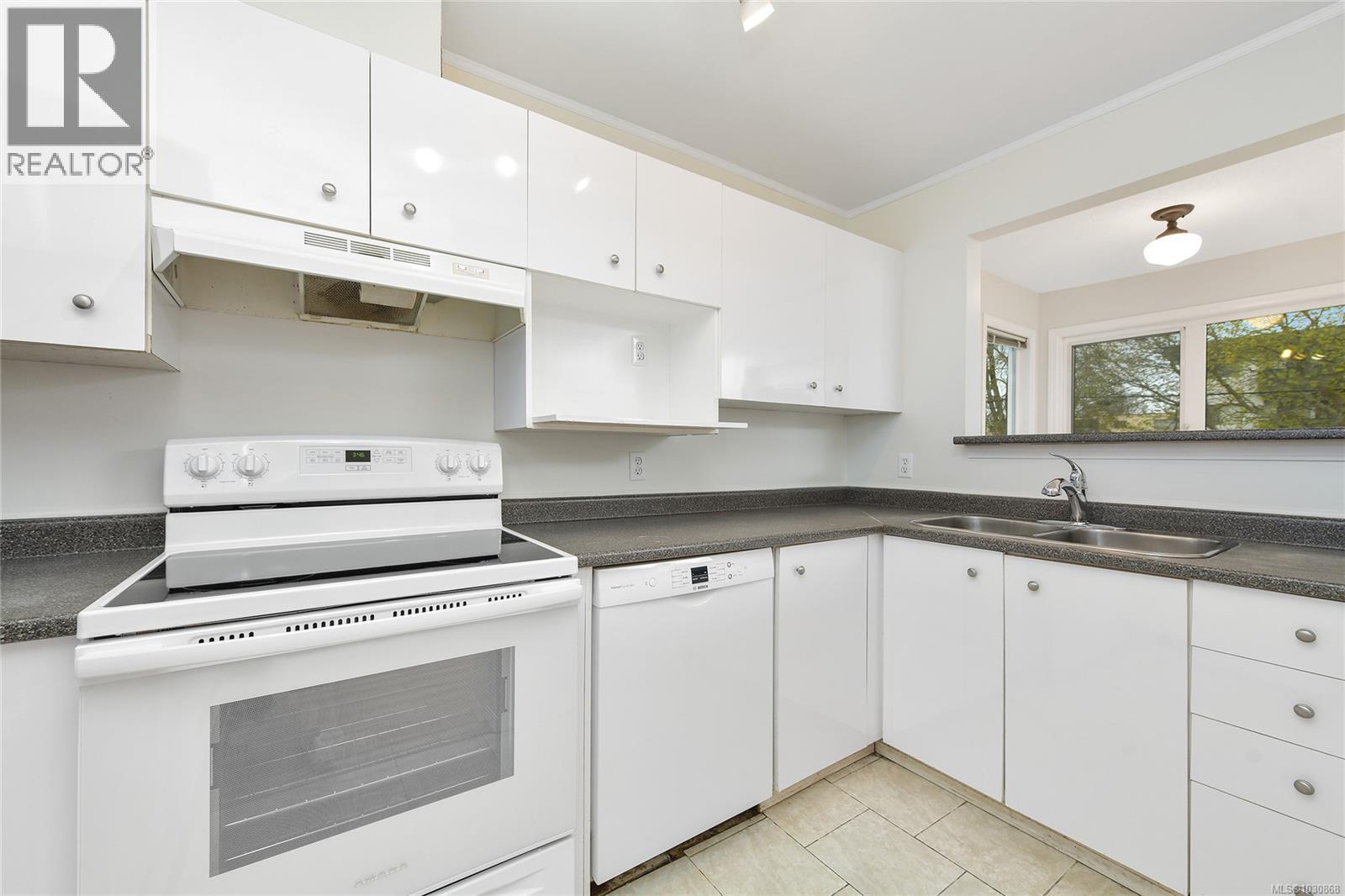 202 2647 Graham Street, Victoria