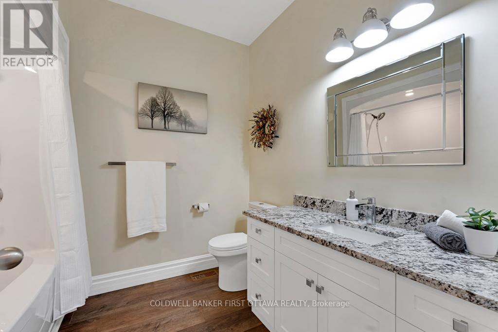 Main 4-piece bathroom