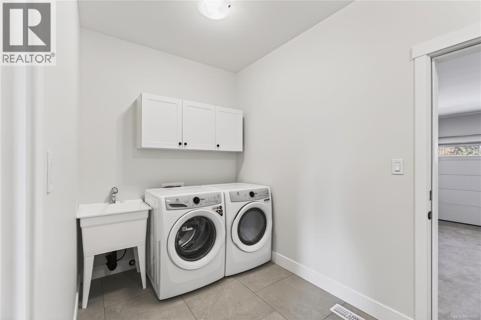 1948 Woobank Rd, Nanaimo