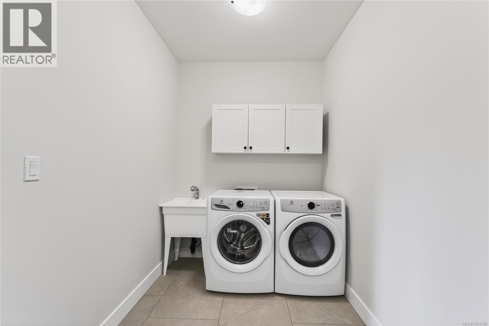 1948 Woobank Rd, Nanaimo