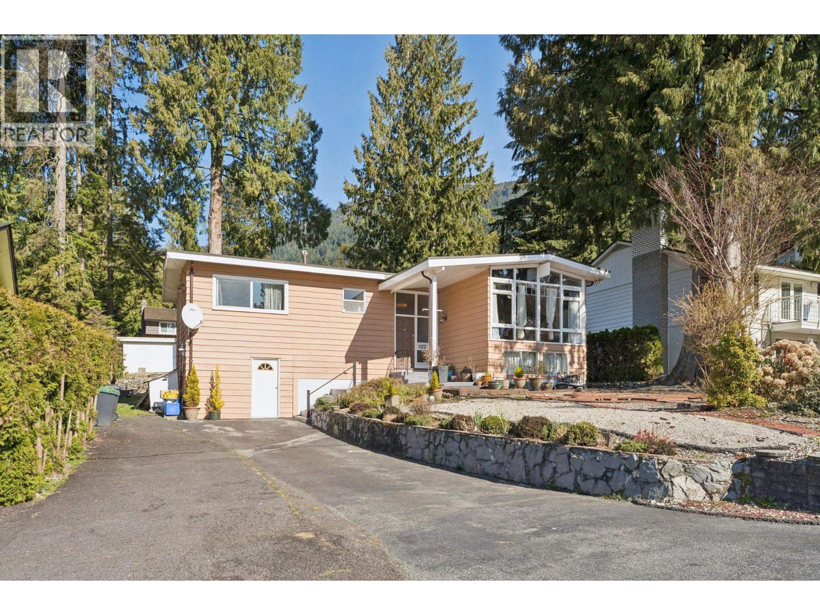 922 CANYON BOULEVARD, North Vancouver