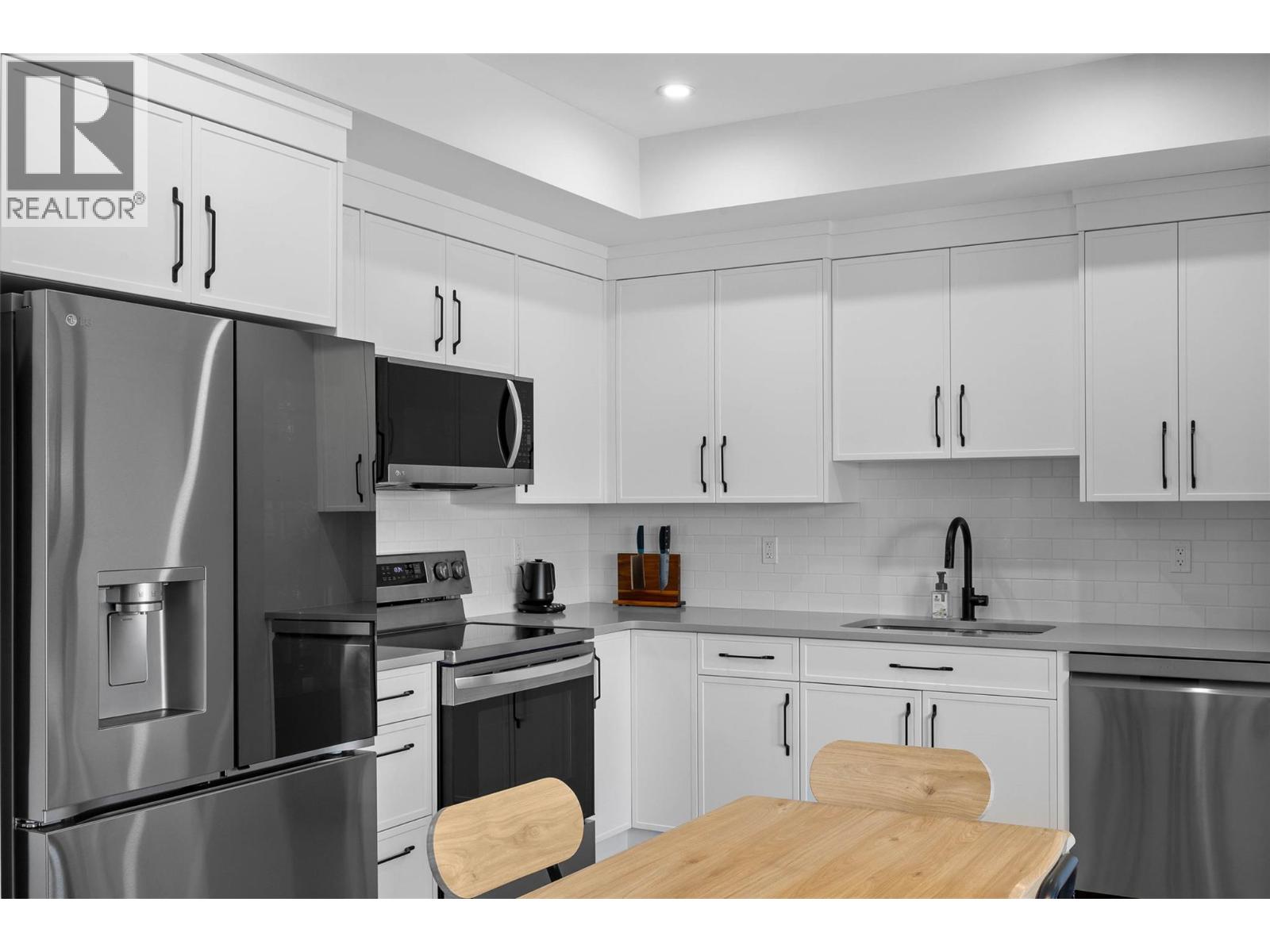 #102 321 CENTRE AVENUE - Image 2