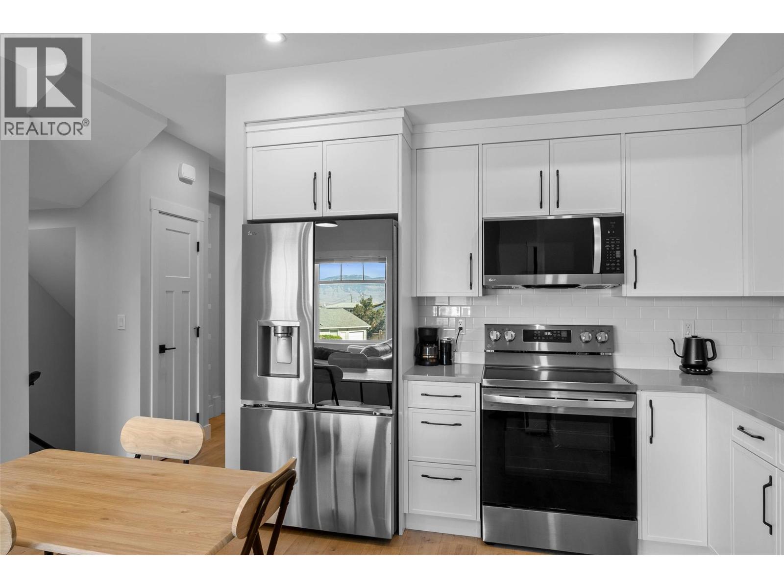 #102 321 CENTRE Avenue - 3