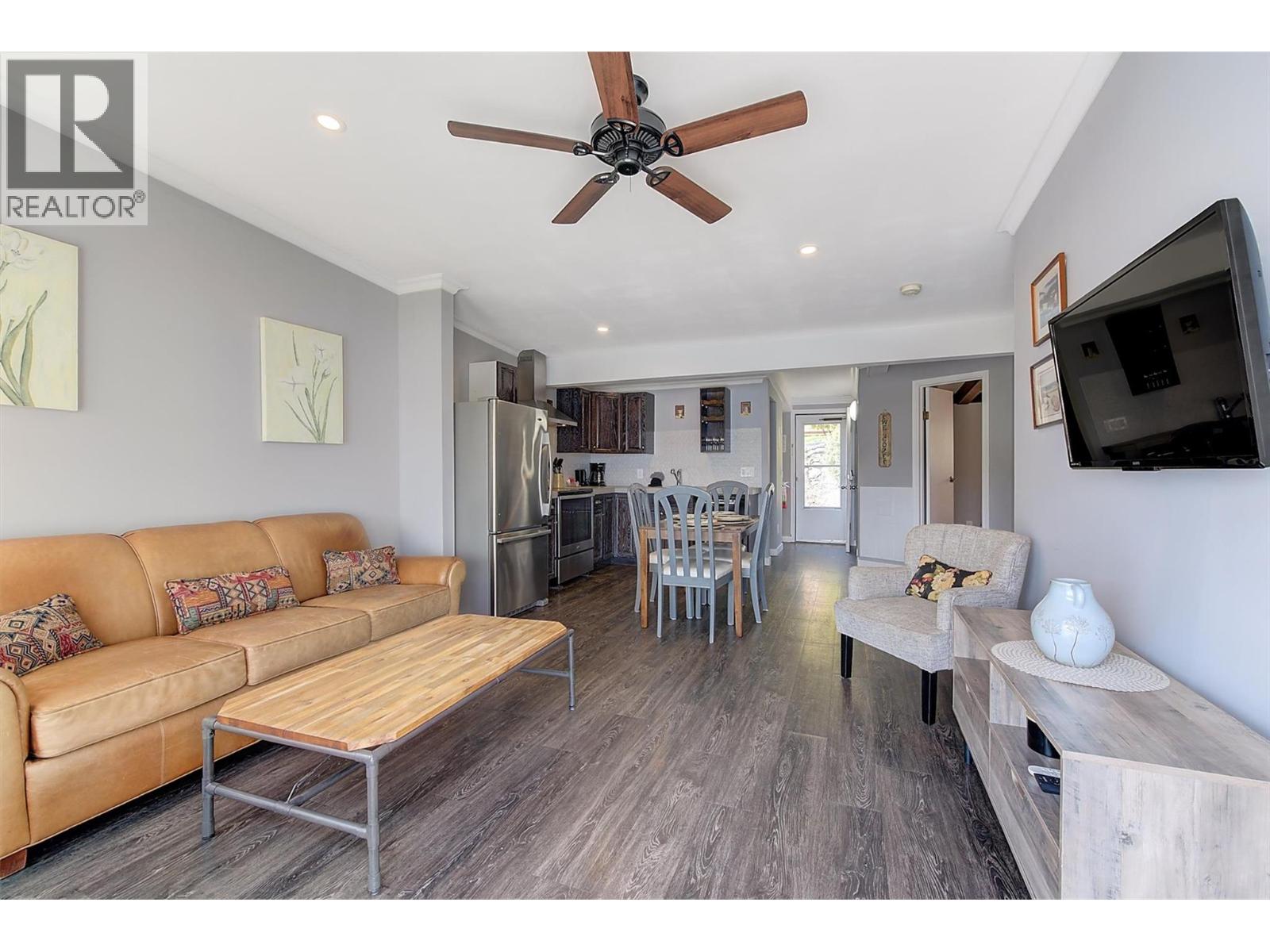 11 3701 Beach Avenue, Peachland