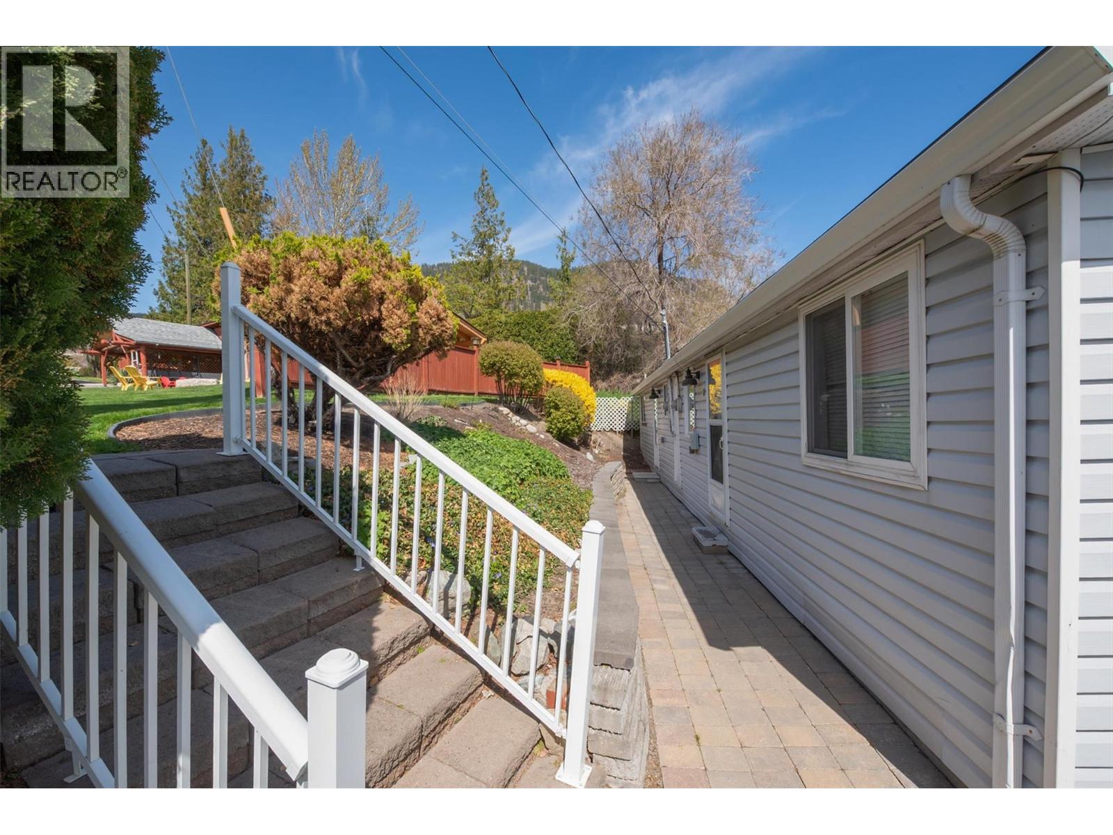 11 3701 Beach Avenue, Peachland