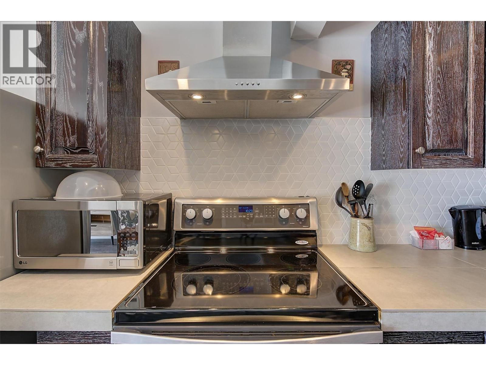 11 3701 Beach Avenue, Peachland