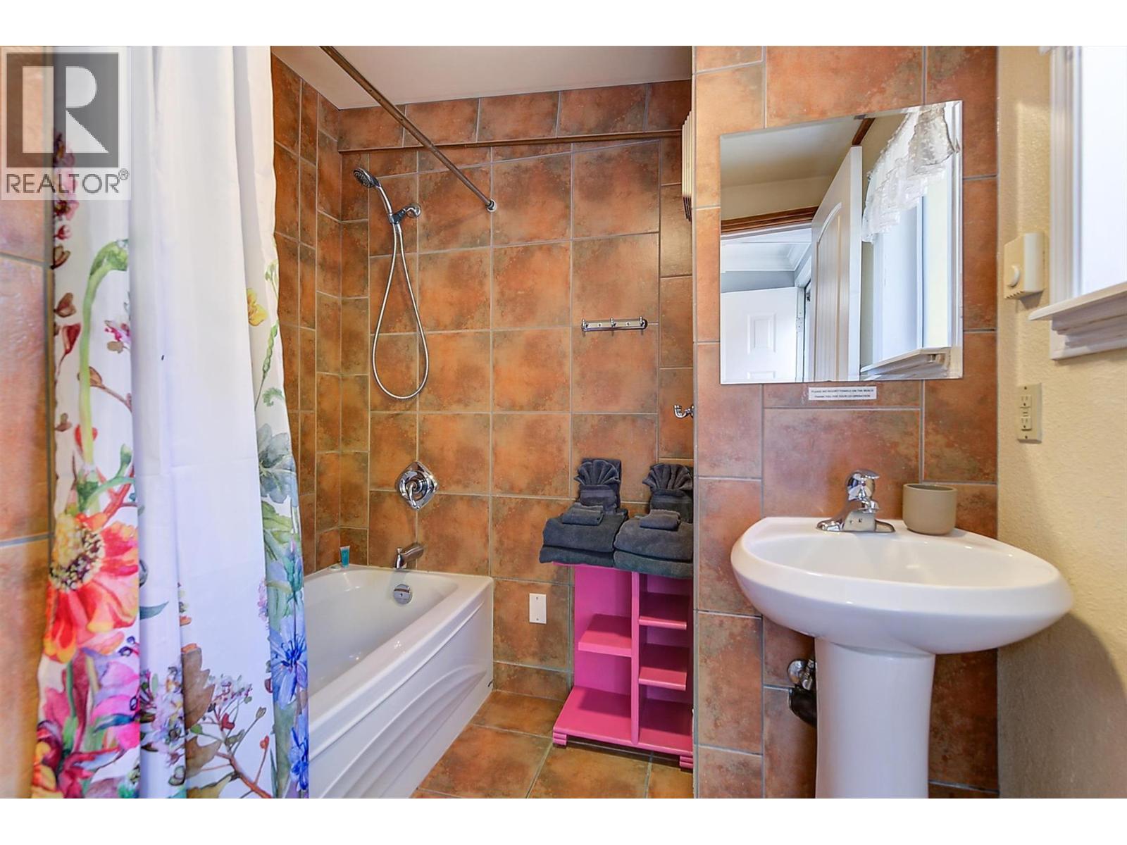 11 3701 Beach Avenue, Peachland