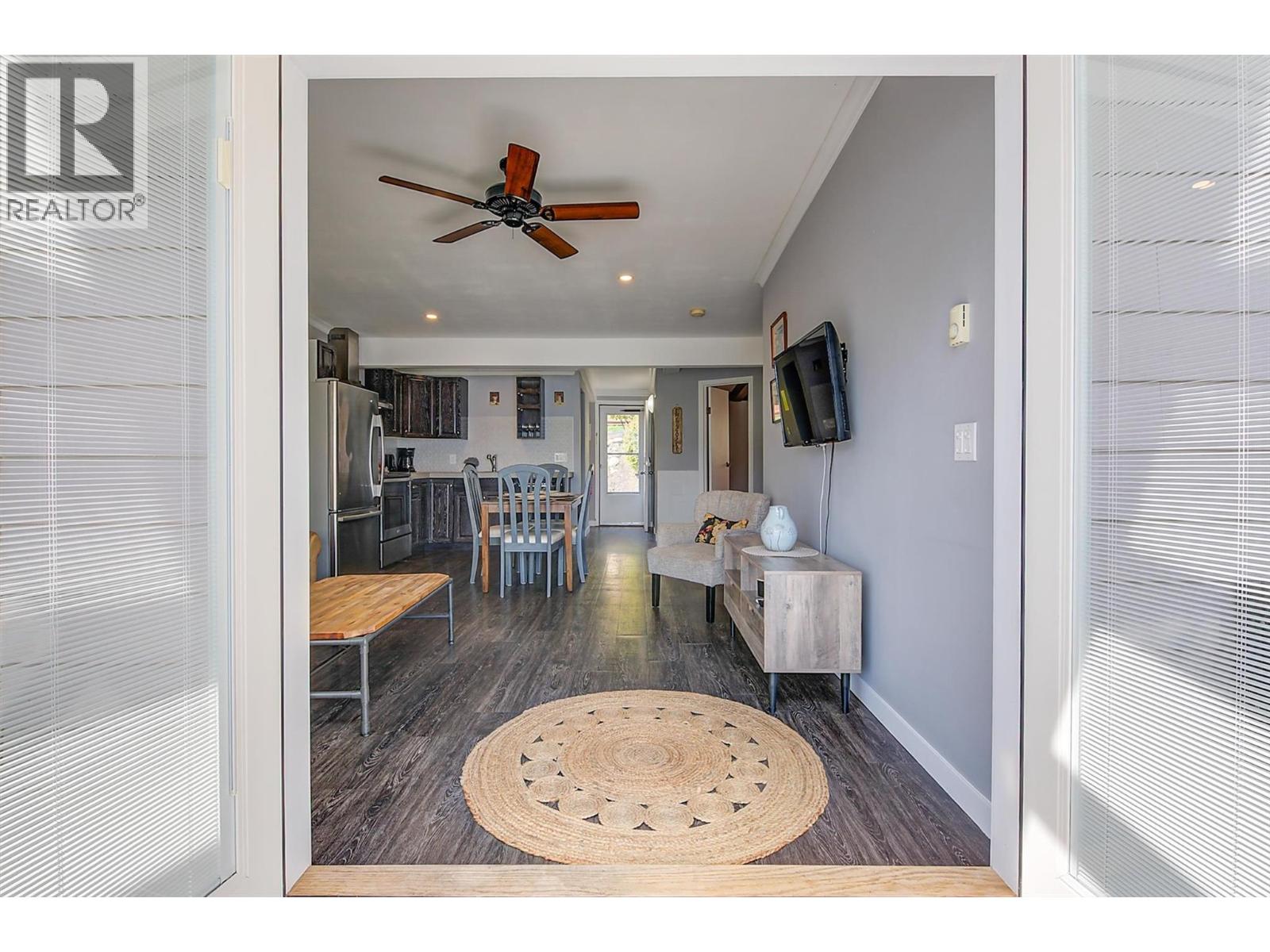 11 3701 Beach Avenue, Peachland