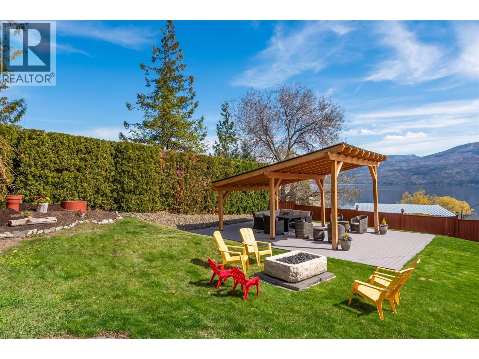 11 3701 Beach Avenue, Peachland