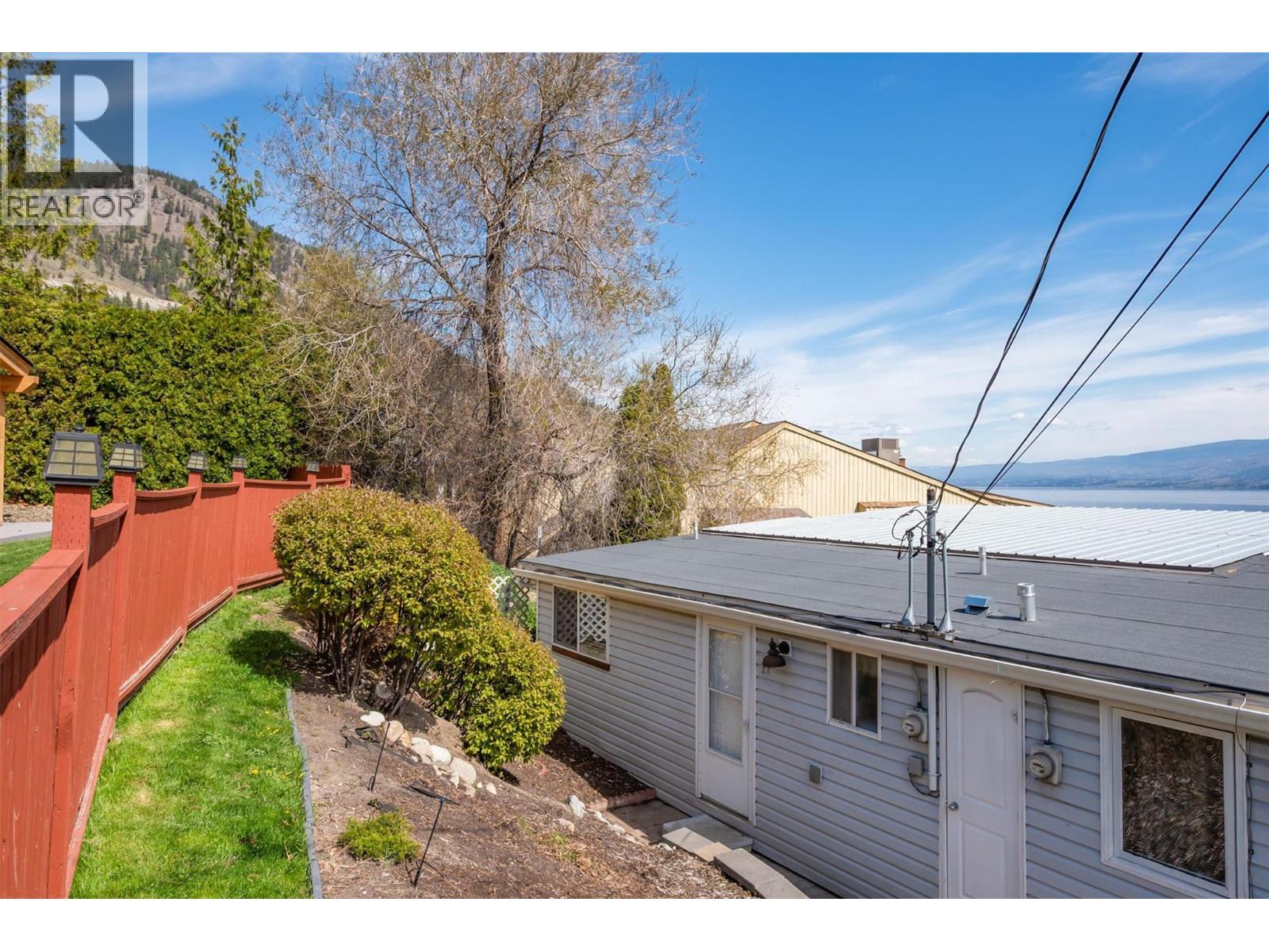 11 3701 Beach Avenue, Peachland