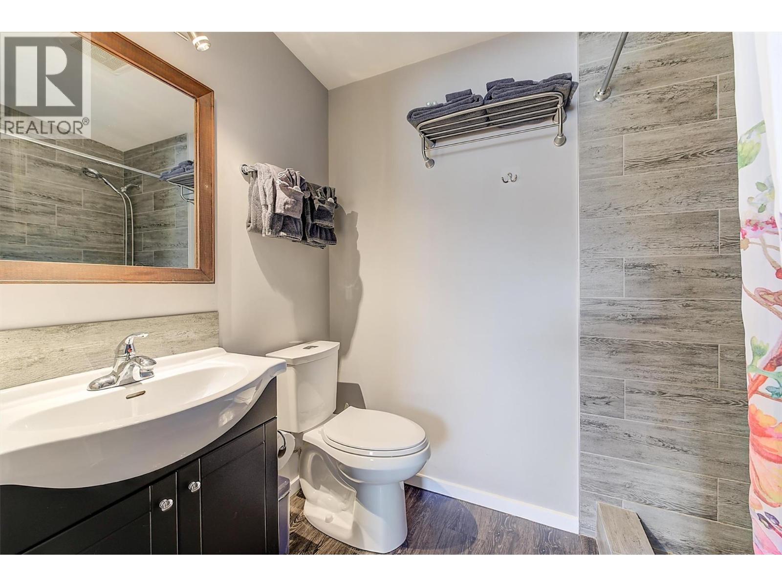 11 3701 Beach Avenue, Peachland