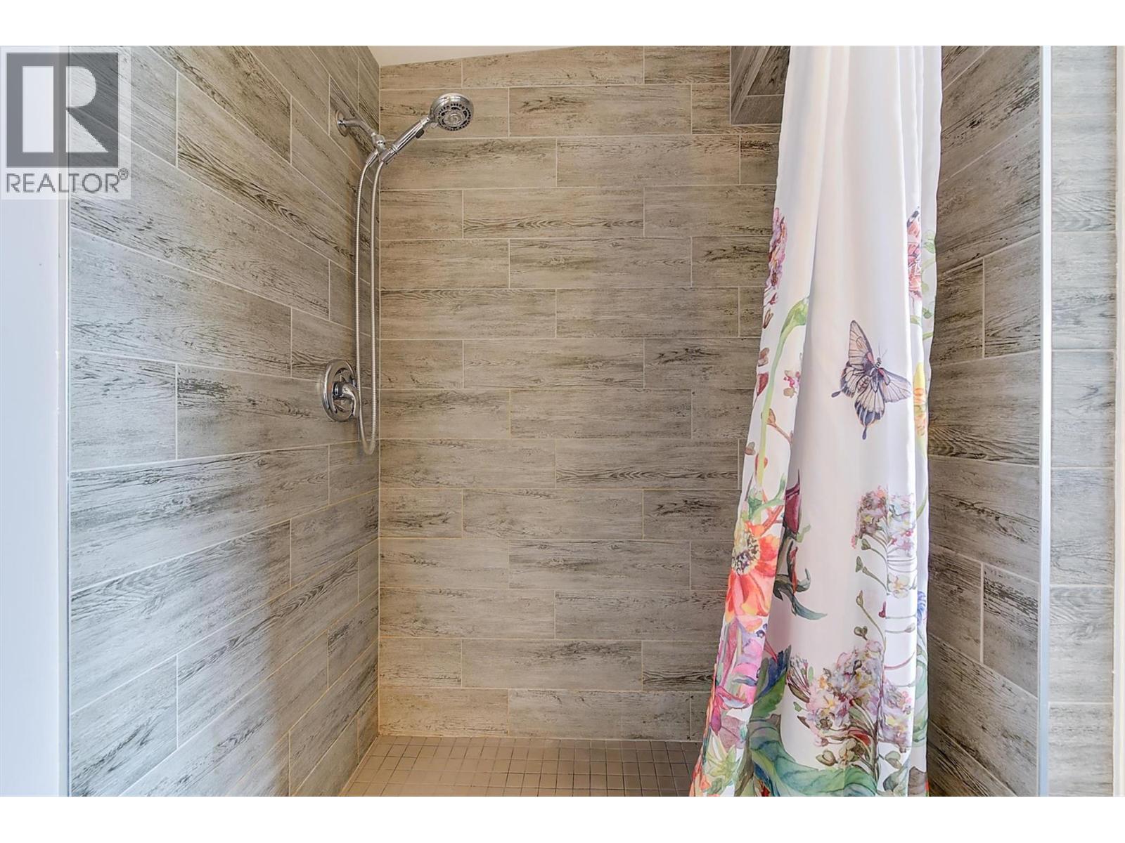 11 3701 Beach Avenue, Peachland