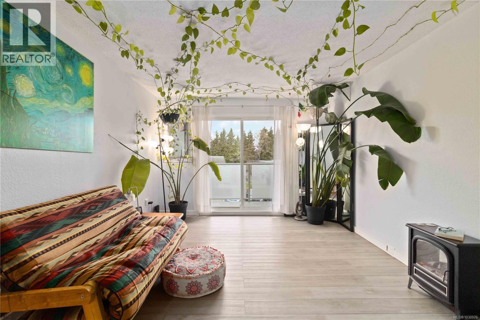 312 3252 Glasgow Avenue, Saanich