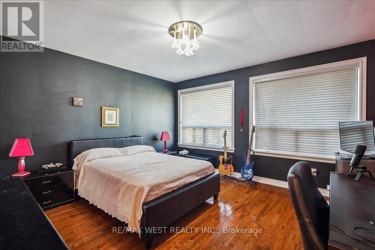 190 SANDYS DRIVE - 11